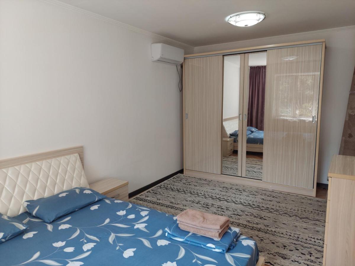 Apartment On Toktogula Bishkek Exteriör bild
